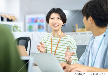 オフィスでミーティングする若いITエンジニアのビジネスチーム 121684143