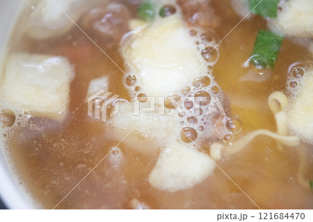カレー味のカップラーメン (写真素材) カレー味のカップラーメン (写真素材) 121684470