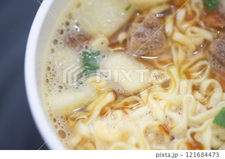 カレー味のカップラーメン (写真素材) カレー味のカップラーメン (写真素材) 121684473