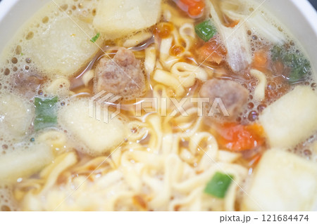 カレー味のカップラーメン (写真素材) カレー味のカップラーメン (写真素材) 121684474