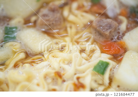カレー味のカップラーメン (写真素材) カレー味のカップラーメン (写真素材) 121684477