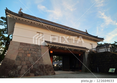 青空に映える小田原城の大きな門 121684633