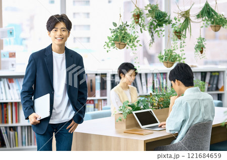 オフィスで働くビジネスマン オフィスで働くビジネスマン 121684659