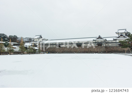 積雪の金沢城(金沢市-石川県) 121684743