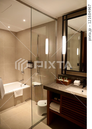 ホテルの浴槽付バスルーム 121684967