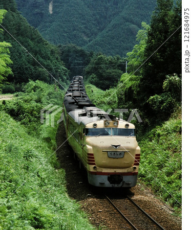 1976年 紀勢本線三瀬谷駅付近を走るキハ81くろしお 1976年 紀勢本線三瀬谷駅付近を走るキハ81くろしお 121684975
