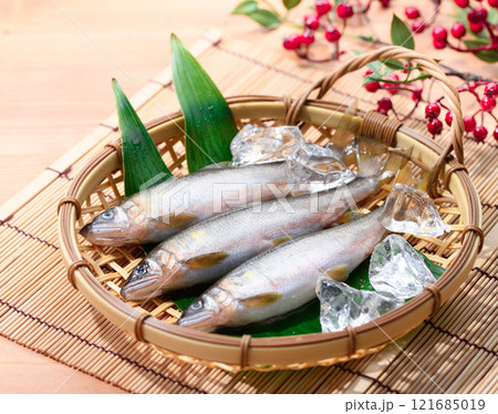 笊にのせた天然の鮎（ 和歌山県 古座川産 天然アユ ） 郷土料理  121685019