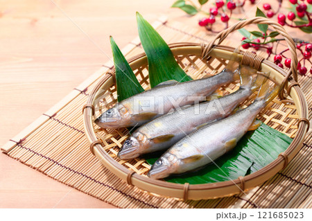 笊にのせた天然の鮎（ 和歌山県 古座川産 天然アユ ） 郷土料理  121685023