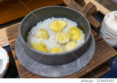 秋の味覚　栗ご飯のクローズアップ 121685433