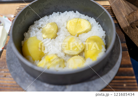 秋の味覚　栗ご飯のクローズアップ 121685434