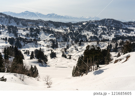 雪深い早春の山古志の棚田 雪深い早春の山古志の棚田 121685605