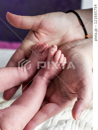 Handles and legs of the newborn baby 121685754