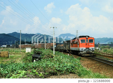 1976年 山陰本線東松江駅付近を走るDF50の牽く貨物列車 1976年 山陰本線東松江駅付近を走るDF50の牽く貨物列車 121686000