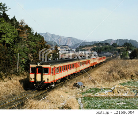 1977年 土讃線斗賀野駅付近を走る気動車 1977年 土讃線斗賀野駅付近を走る気動車 121686004