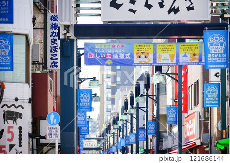 テレビの取材で有名な戸越銀座商店街 テレビの取材で有名な戸越銀座商店街 121686144
