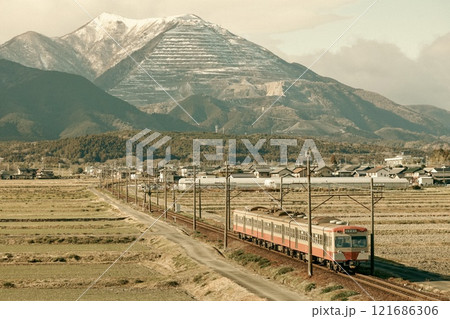 冠雪した藤原岳の麓を走る三岐鉄道801系電車 冠雪した藤原岳の麓を走る三岐鉄道801系電車 121686306