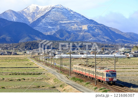 冠雪した藤原岳の麓を走る三岐鉄道801系電車 121686307