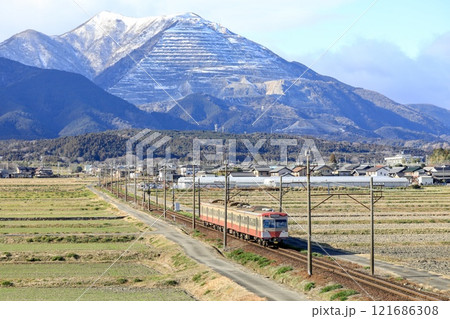 冠雪した藤原岳の麓を走る三岐鉄道801系電車 121686308