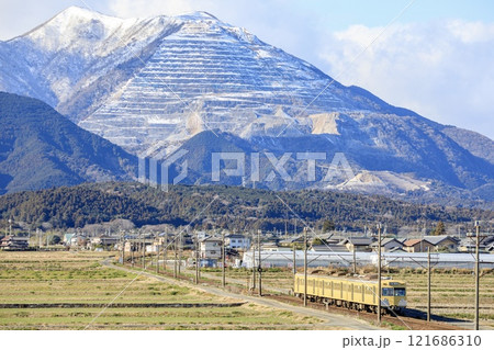 冠雪した藤原岳の麓を走る三岐鉄道801系電車 冠雪した藤原岳の麓を走る三岐鉄道801系電車 121686310