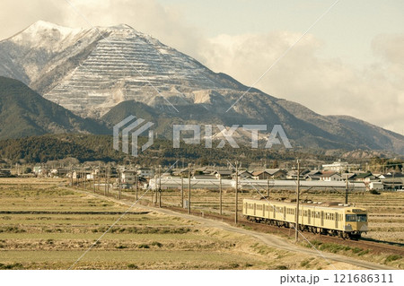 冠雪した藤原岳の麓を走る三岐鉄道801系電車 121686311