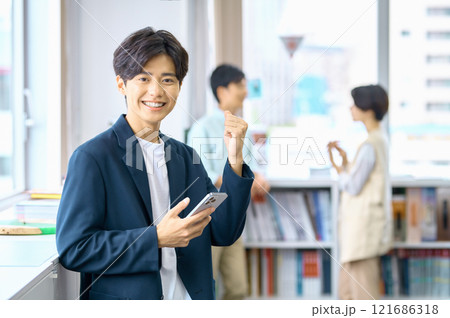 オフィスで働く私服の若い男性ビジネスマン 121686318