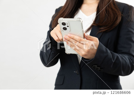 スーツ姿の女性がスマホ操作する05 スーツ姿の女性がスマホ操作する05 121686606