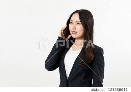スマホで電話するアジア人女性01 スマホで電話するアジア人女性01 121686611