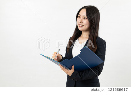 バインダーにメモをとるアジア人女性05 121686617
