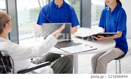 介護士に不機嫌な態度をとる高齢者 121686944