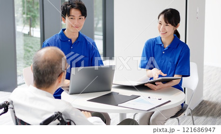 高齢者に説明をする介護士 121686947