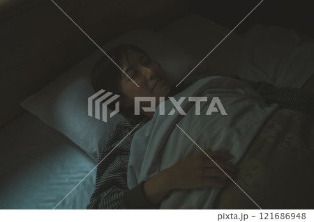 ベッドで眠る若い女性 121686948