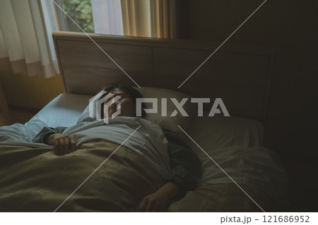 ベッドで眠る若い女性 121686952