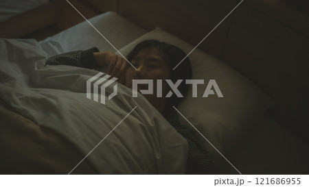 ベッドで眠る若い女性 121686955