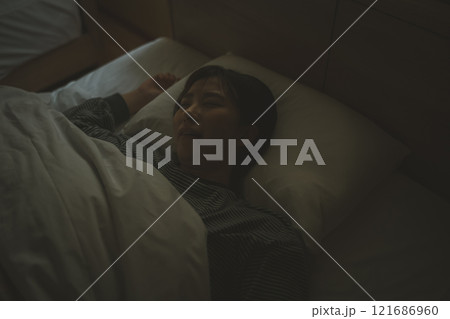 睡眠中の口呼吸 121686960