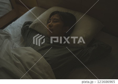枕の下に手を入れて寝る 121686965