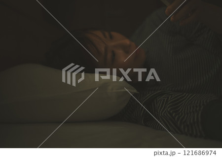 寝ながらスマホ 121686974
