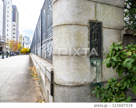 かつての築地川に架かる「采女橋」の親柱と銘板(東京都中央区) かつての築地川に架かる「采女橋」の親柱と銘板(東京都中央区) 121687319