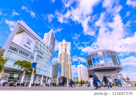 日本の横浜都市景観1月2日。観光客らで賑わう桜木町駅前や横浜ランドマークタワーなどを望む＝令和7年 121687370