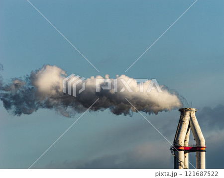 工場の煙突から煙がもくもくと出る様子 脱炭素 工場の煙突から煙がもくもくと出る様子 脱炭素 121687522