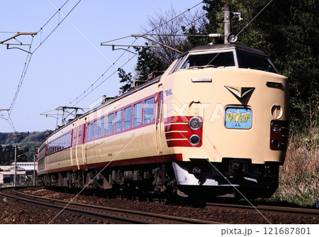 北陸本線　津幡付近を走る特急はくたか 121687801