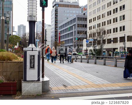 かつての築地川に架かる「万年橋」の親柱と銘板（東京都中央区） 121687820