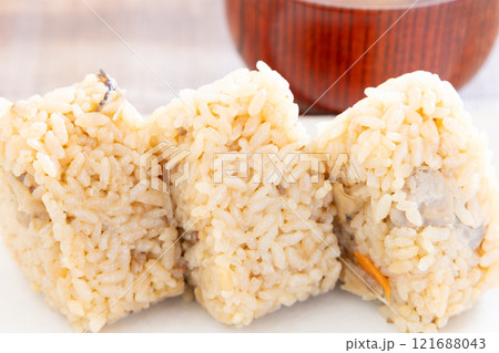 おいしい鶏めしのお握りとお味噌汁 おいしい鶏めしのお握りとお味噌汁 121688043