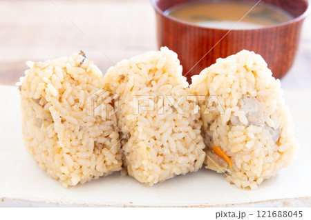 おいしい鶏めしのお握りとお味噌汁 おいしい鶏めしのお握りとお味噌汁 121688045