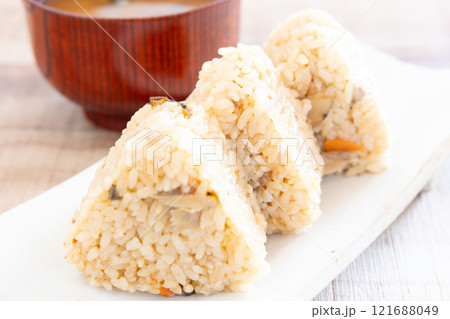 おいしい鶏めしのお握りとお味噌汁 121688049