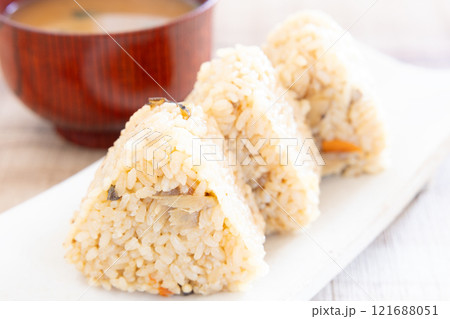 おいしい鶏めしのお握りとお味噌汁 121688051