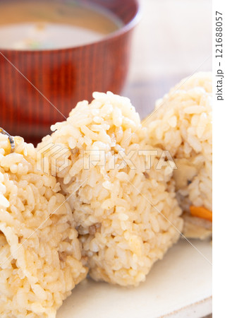おいしい鶏めしのお握りとお味噌汁 121688057