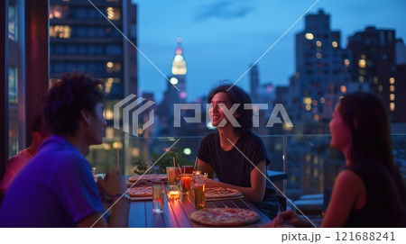 夜景を見ながらピザを食べる若い男女グループ 121688241
