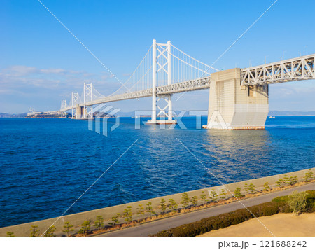 青空の下の瀬戸大橋　香川県の瀬戸大橋記念公園 121688242