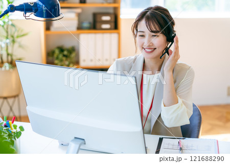 オフィスで働く女性のオペレーター 121688290