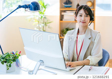 オフィスで働く女性のオペレーター 121688291